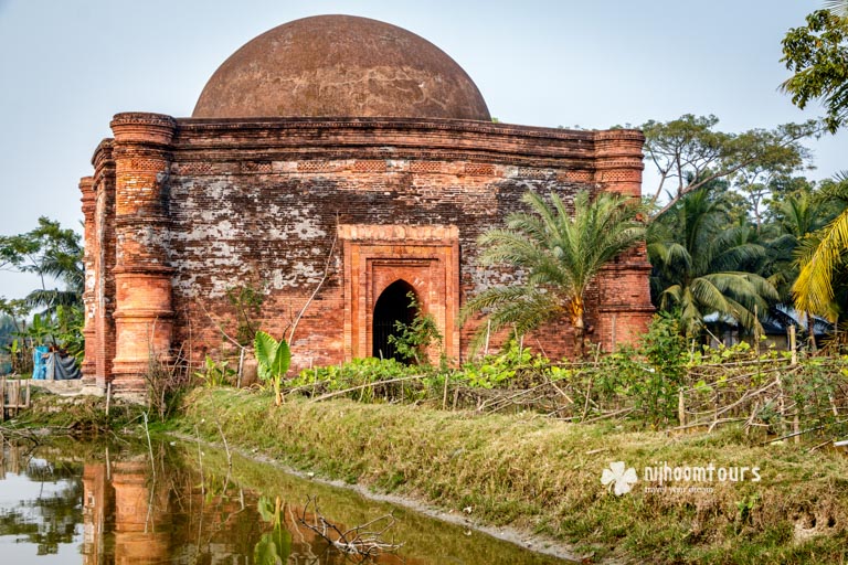 The Chunakhola Mosque at Bagerhat The Chunakhola Mosque at Bagerhat - number ten on our list of the best historical mosques in Bangladesh