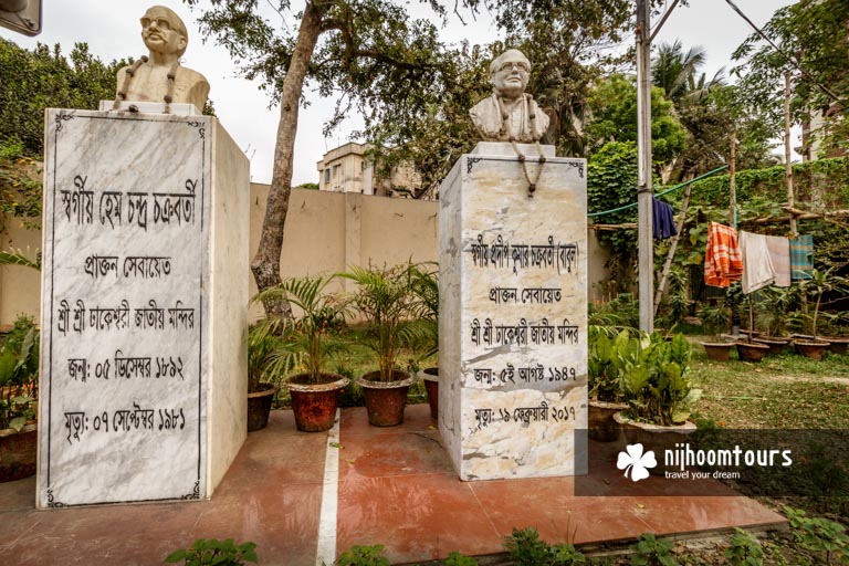 Photo of the memorial of the late caretakers of Dhakeshwari Temple
