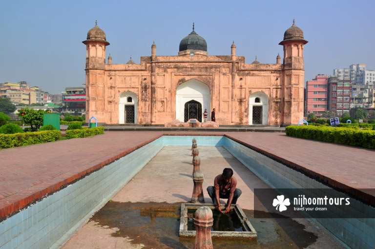 Photo of the tomb of Pari Bibi in Lalbagh Fort